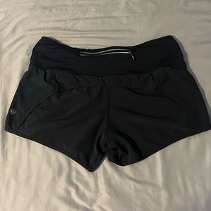 Lulu speed up shorts high rise 2.5in size 6